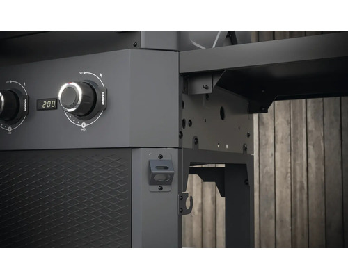 Detailný pohľad na gril na drevené uhlie s reguláciou teploty a úložným priestorom