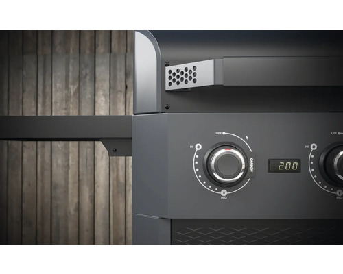 Detailný pohľad na gril na drevené uhlie s regulátorom teploty a digitálnym displejom