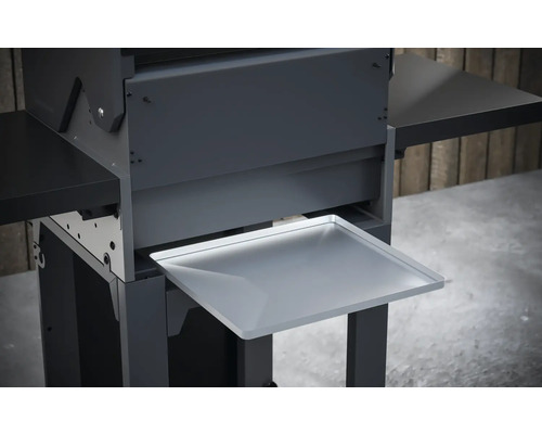 Detailný pohľad na gril s úložným priestorom