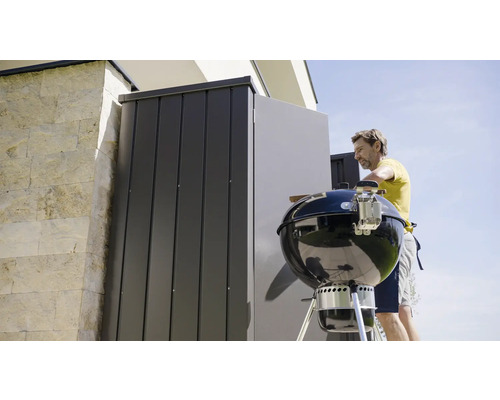 Záhradná scéna s grilom a skriňou na náradie