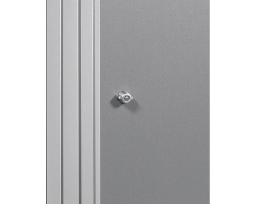 Detailný záber kovovej skrine so zámkom