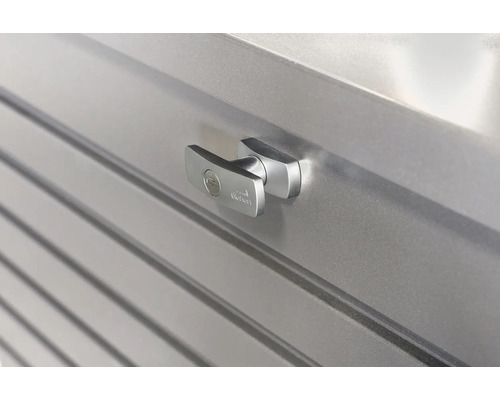 Detail záhradného domčeka s rukoväťou a zámkom