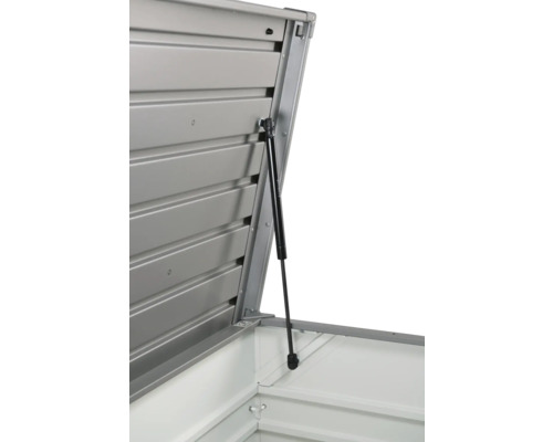 Detailný pohľad na otvorenú kôlňu na náradie s plynovou pružinou