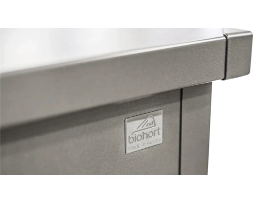 Detailný pohľad na vyvýšený záhon s logom Biohort