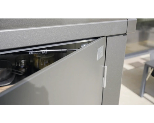 Detail otvorenej záhradnej skrine s plynovou pružinou