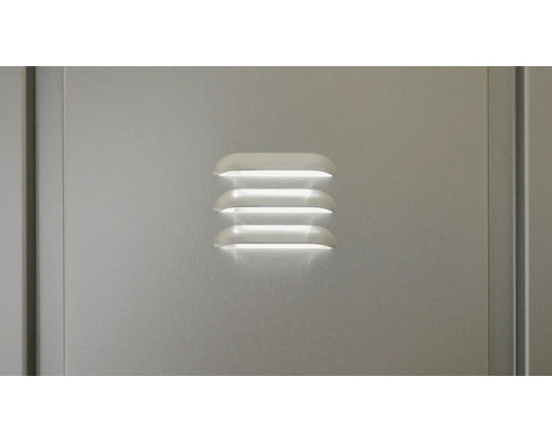 Detailný pohľad na vetracie otvory skrine