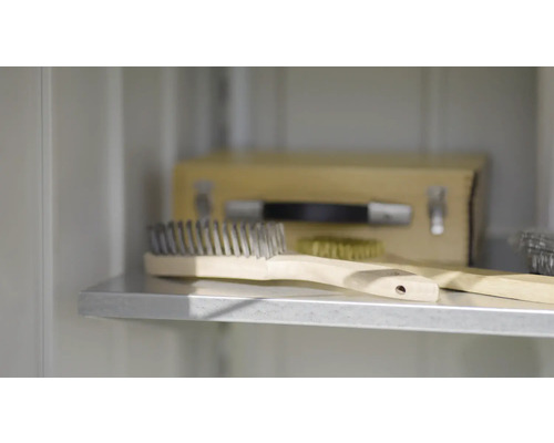 Polica s drôtenými kefami a skrinkou na náradie