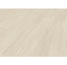 Pohľad na svetlú laminátovú podlahu