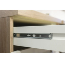 Detailný záber nábytku so zásuvkou a výsuvnou lištou