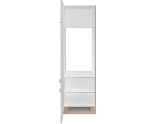 Otvorená kuchynská skrinka s policami