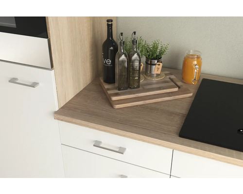 Kuchynská scéna s pracovnou doskou, fľašami a kuchynským náčiním