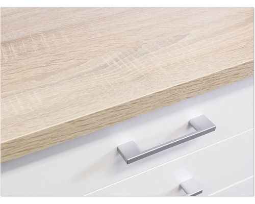 Detailný záber pracovnej dosky s dreveným dekorom a zásuviek s úchytkami