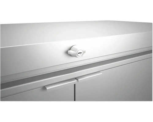 Detail uzamykateľnej kovovej skrine s držadlami