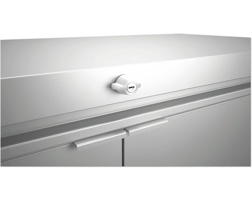 Detail uzamykateľnej kovovej skrine s držadlami