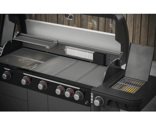 Otvorený plynový gril s grilovacími roštami a ovládacími gombíkmi