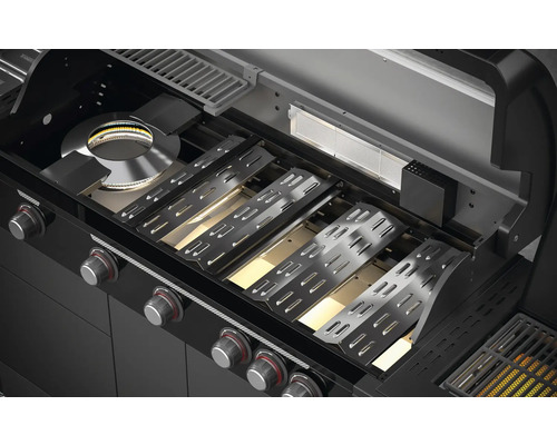 Vnútorný pohľad na plynový gril s horákmi a grilovacími roštami.