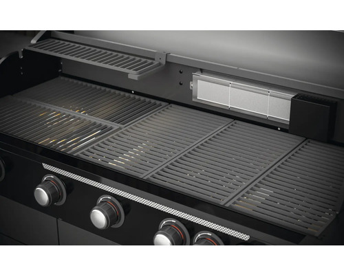 Plynový gril s grilovacími roštami a ovládacími gombíkmi