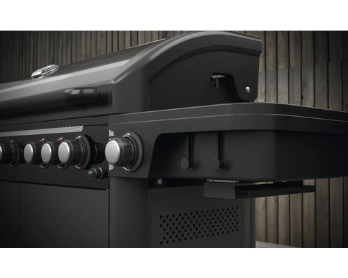 Detailný pohľad na čierny plynový gril s otočnými gombíkmi