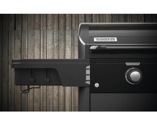 Detailný pohľad na čierny plynový gril s bočnou policou a logom Tenneker.