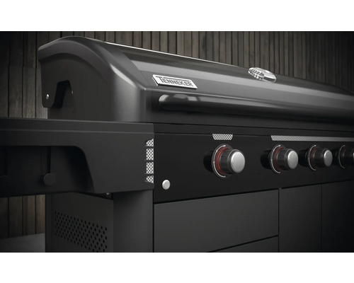 Plynový gril Tenneker s niekoľkými regulátormi.