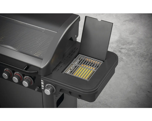 Detailný pohľad na plynový gril s otvoreným bočným horákom