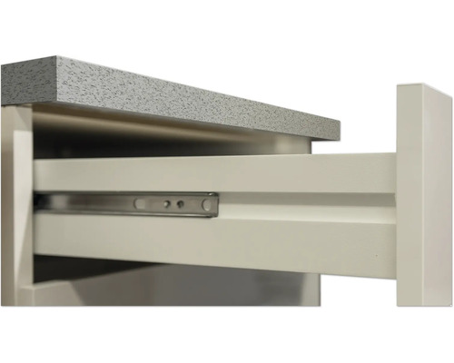 Detail kúpeľňovej skrinky s otvorenou zásuvkou a kovovými koľajnicami