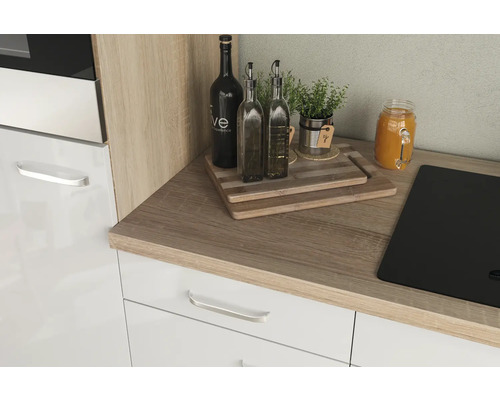 Kuchynský kút s drevenou pracovnou doskou a bielymi skrinkami