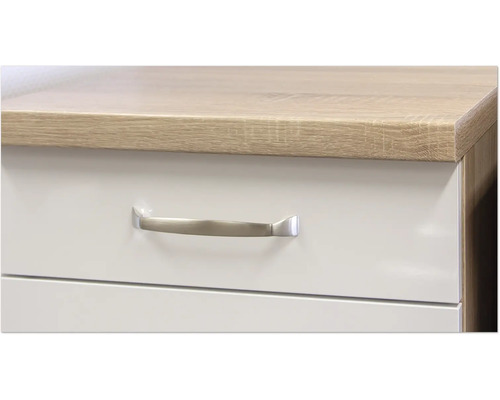 Detail skrinky so zásuvkami a striebornou rukoväťou