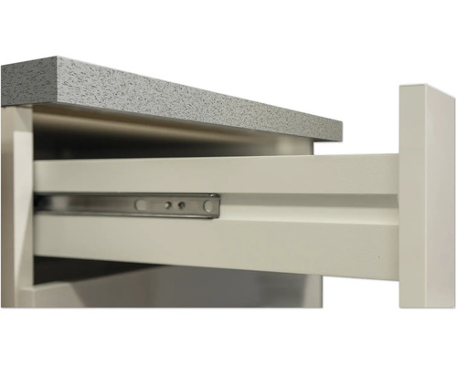 Detailný záber otvoreného zásuvkového prvku s výsuvnými lištami