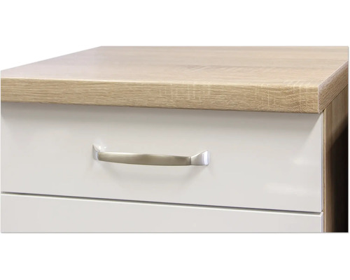 Detail skrine so zásuvkami a kovovými úchytkami