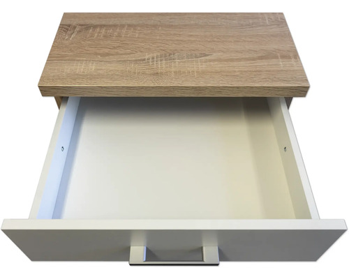 Otvorená zásuvka so svetlými drevenými prvkami