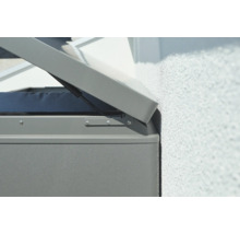 Detailný pohľad na sivý záhradný box s otvoreným vekom