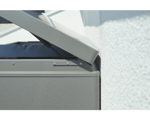 Detailný pohľad na sivý záhradný box s otvoreným vekom