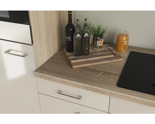 Kuchynská pracovná doska s drezom, doskami na krájanie, fľašami oleja, bylinkami a nápojom