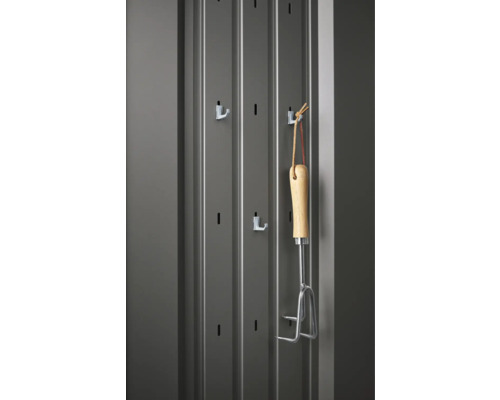 Kovová skrinka na náradie s háčikmi a záhradným náradím