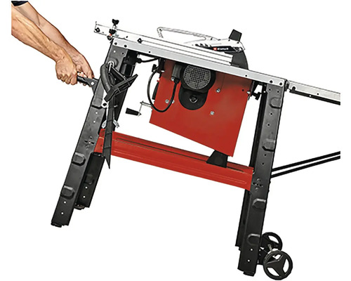 Jednoruká osoba skladá kotúčovú pílu.