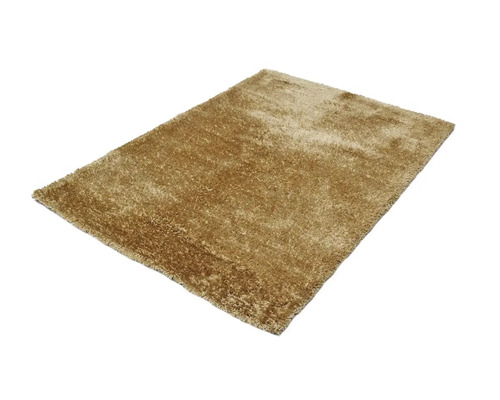 Koberec s vysokým vlasom na svetlom pozadí