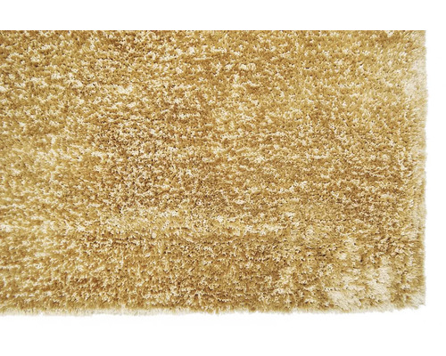 Detailný pohľad na béžový koberec s vysokým vlasom