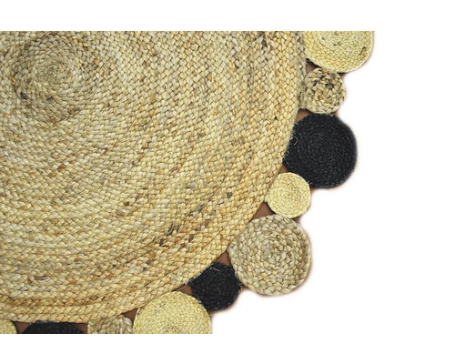 Detail okrúhleho jutového koberca s ozdobným okrajom