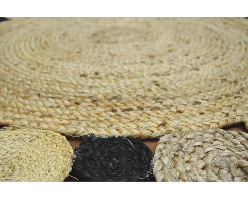 Okrúhly jutový koberec s dekoratívnymi prvkami