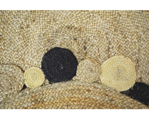 Detail okrúhleho jutového koberca s aplikovanými okrúhlymi dekoráciami