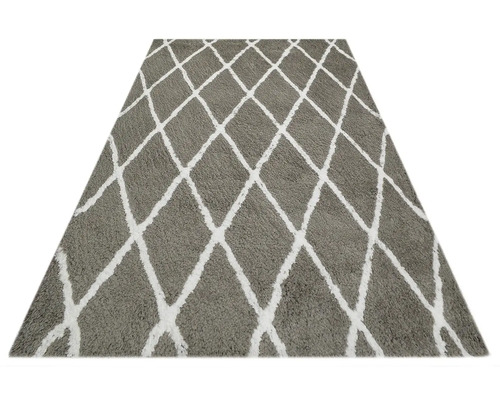 Sivý koberec s bielym kosoštvorcovým vzorom