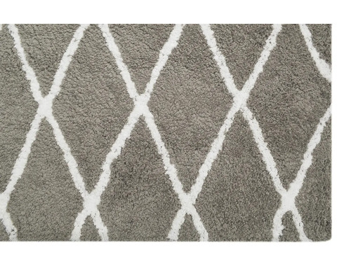 Sivý koberec s kosoštvorcovým vzorom