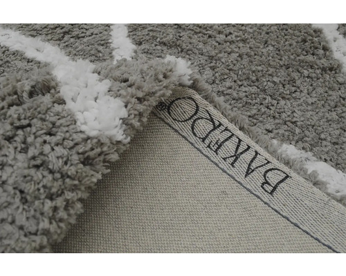 Sivý koberec s bielymi akcentmi a logom Bakero