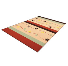 Koberec s kvetinovými motívmi a pruhovaným vzorom