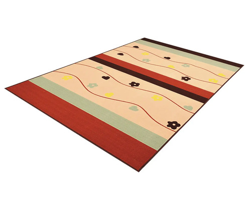 Koberec s kvetinovými motívmi a pruhovaným vzorom