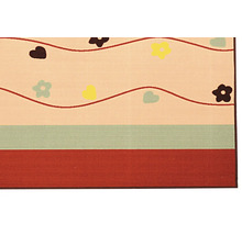 Koberec s kvetinovým a srdcovým vzorom