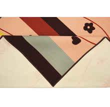 Vzorovaný koberec s kvetinovým vzorom a geometrickými tvarmi