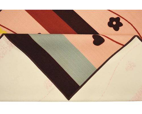 Vzorovaný koberec s kvetinovým vzorom a geometrickými tvarmi