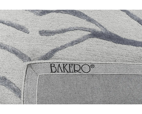 Koberec s abstraktným vzorom a logom Bakero
